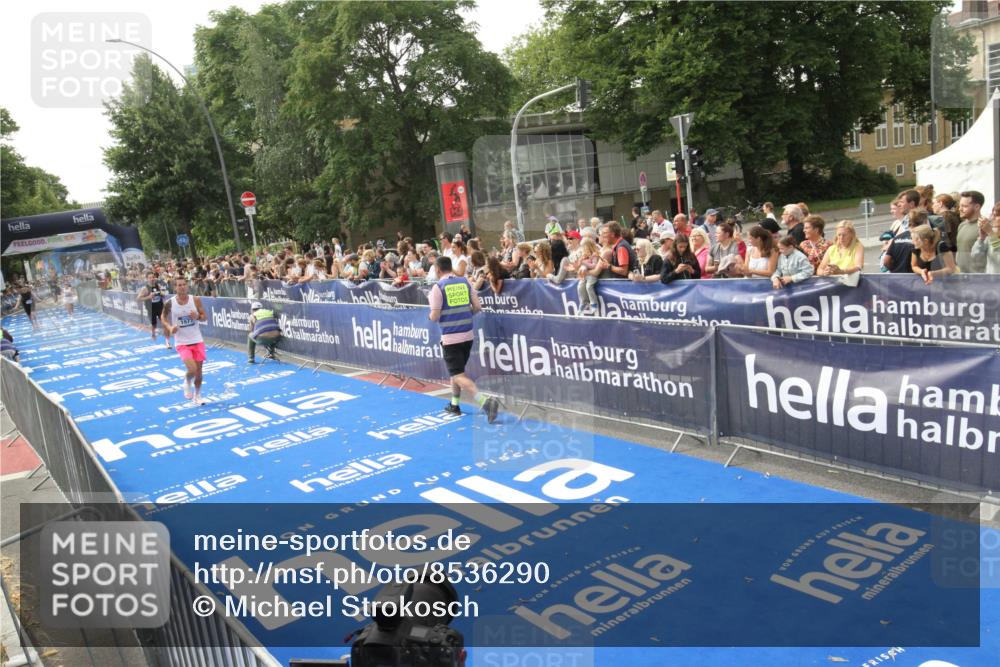 29.06.2025 - hella hamburg halbmarathon Michael Strokosch http://msf.ph/oto/8536290 29.06.2025 10:26:41 Ziel  meine-sportfotos.de