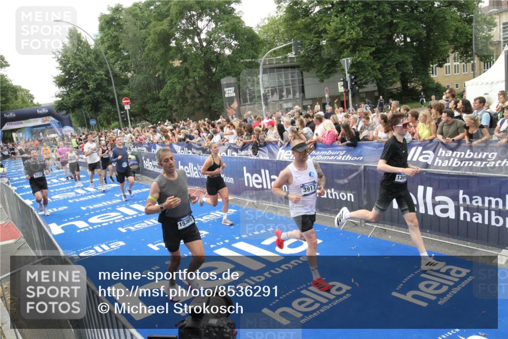 29.06.2025 - hella hamburg halbmarathon Michael Strokosch http://msf.ph/oto/8536291 29.06.2025 10:45:12 Ziel  meine-sportfotos.de