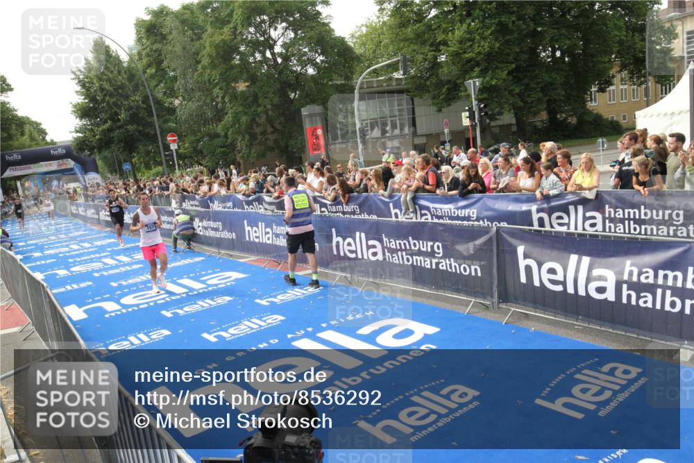 29.06.2025 - hella hamburg halbmarathon Michael Strokosch http://msf.ph/oto/8536292 29.06.2025 10:26:41 Ziel  meine-sportfotos.de