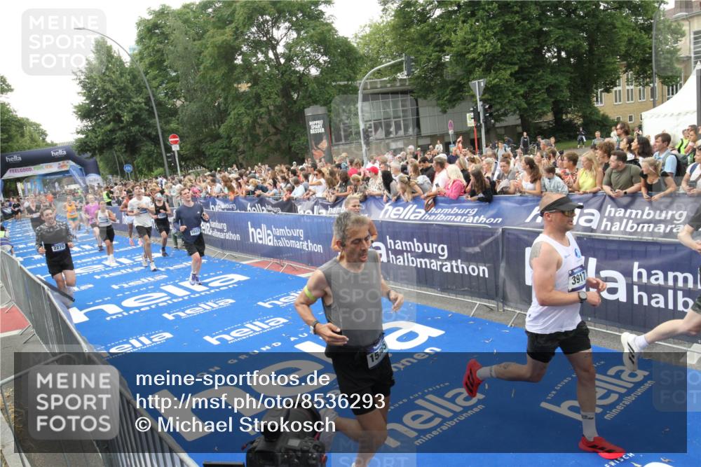 29.06.2025 - hella hamburg halbmarathon Michael Strokosch http://msf.ph/oto/8536293 29.06.2025 10:45:13 Ziel  meine-sportfotos.de