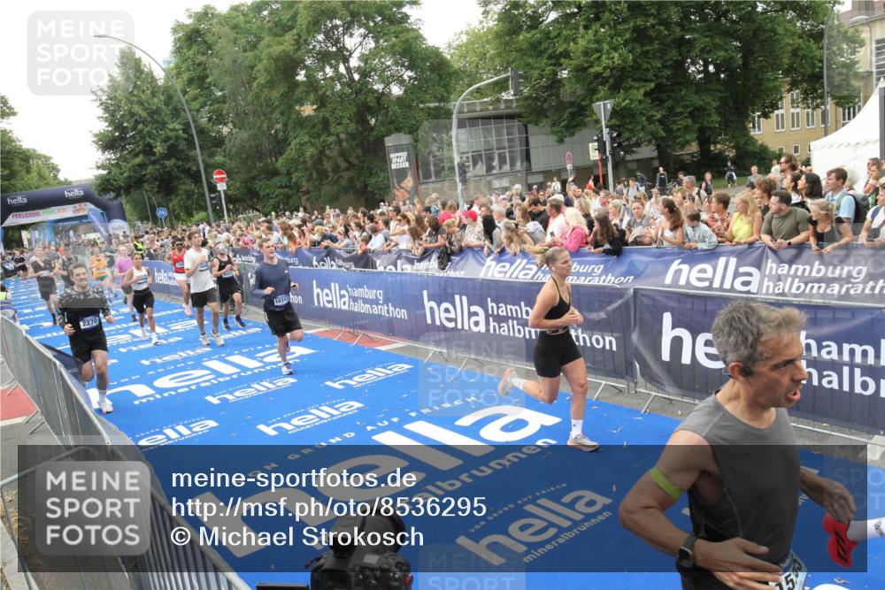 29.06.2025 - hella hamburg halbmarathon Michael Strokosch http://msf.ph/oto/8536295 29.06.2025 10:45:13 Ziel  meine-sportfotos.de