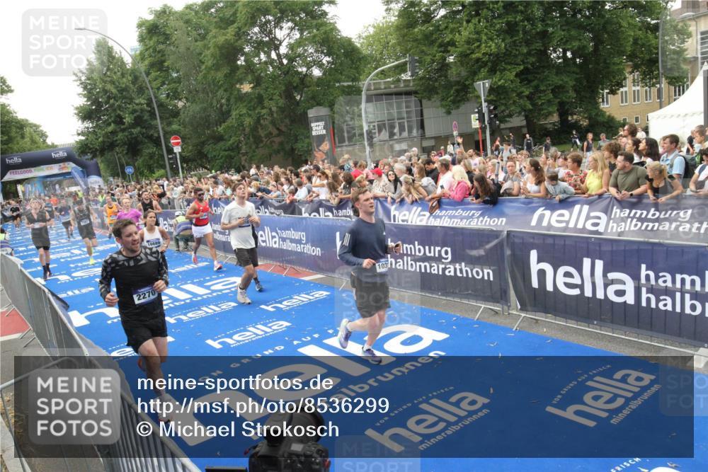 29.06.2025 - hella hamburg halbmarathon Michael Strokosch http://msf.ph/oto/8536299 29.06.2025 10:45:14 Ziel  meine-sportfotos.de