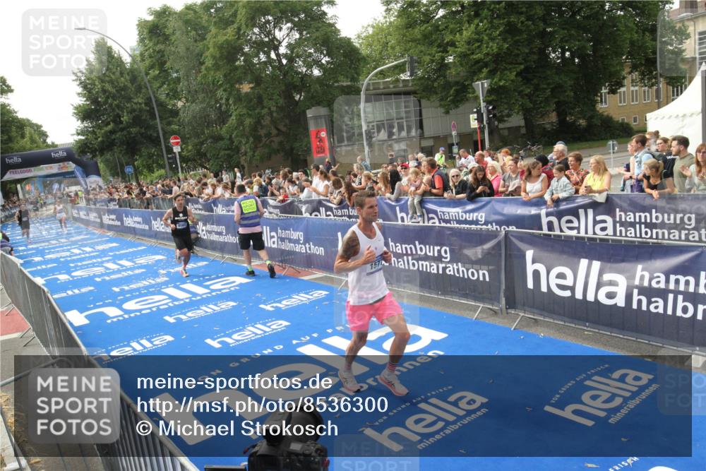29.06.2025 - hella hamburg halbmarathon Michael Strokosch http://msf.ph/oto/8536300 29.06.2025 10:26:43 Ziel  meine-sportfotos.de