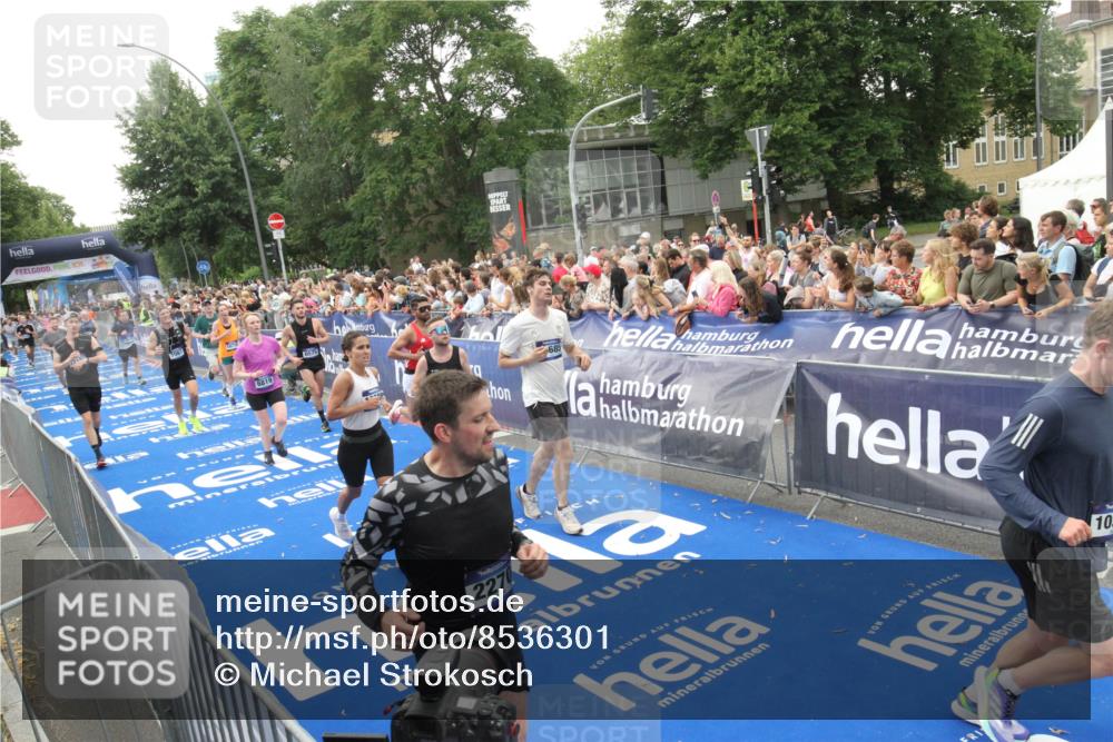 29.06.2025 - hella hamburg halbmarathon Michael Strokosch http://msf.ph/oto/8536301 29.06.2025 10:45:15 Ziel  meine-sportfotos.de