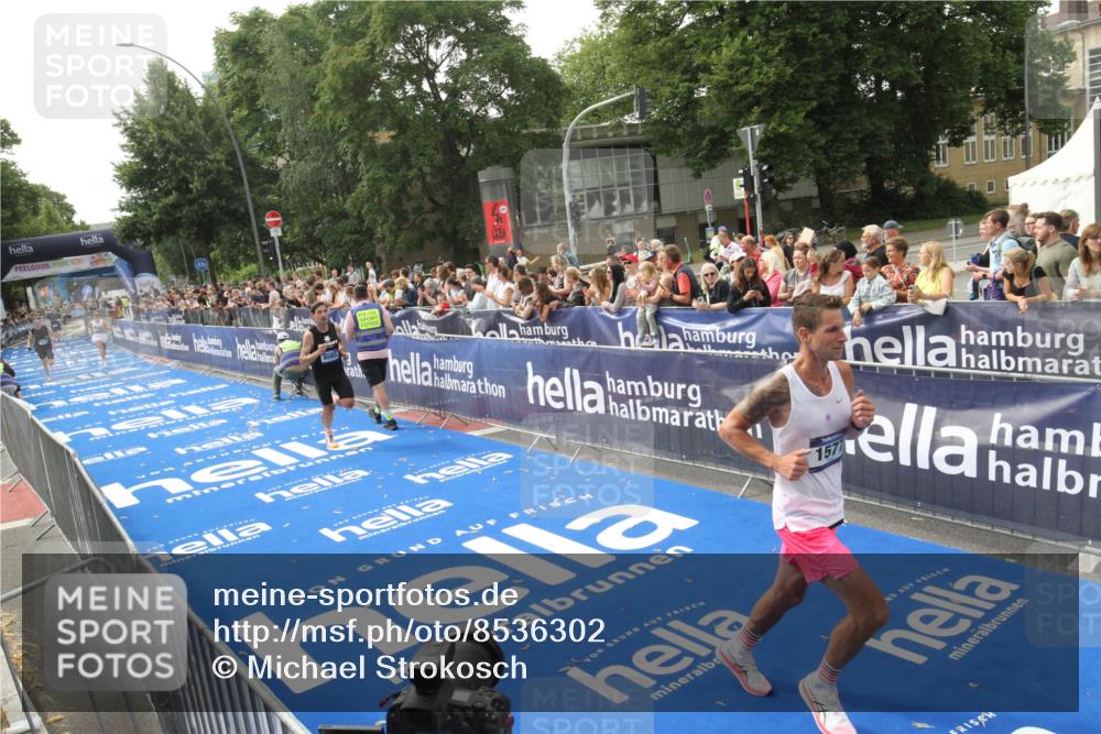 29.06.2025 - hella hamburg halbmarathon Michael Strokosch http://msf.ph/oto/8536302 29.06.2025 10:26:43 Ziel  meine-sportfotos.de