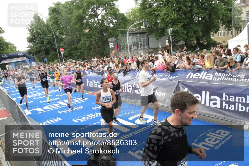 29.06.2025 - hella hamburg halbmarathon Michael Strokosch http://msf.ph/oto/8536303 29.06.2025 10:45:15 Ziel  meine-sportfotos.de