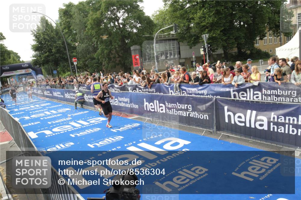 29.06.2025 - hella hamburg halbmarathon Michael Strokosch http://msf.ph/oto/8536304 29.06.2025 10:26:43 Ziel  meine-sportfotos.de