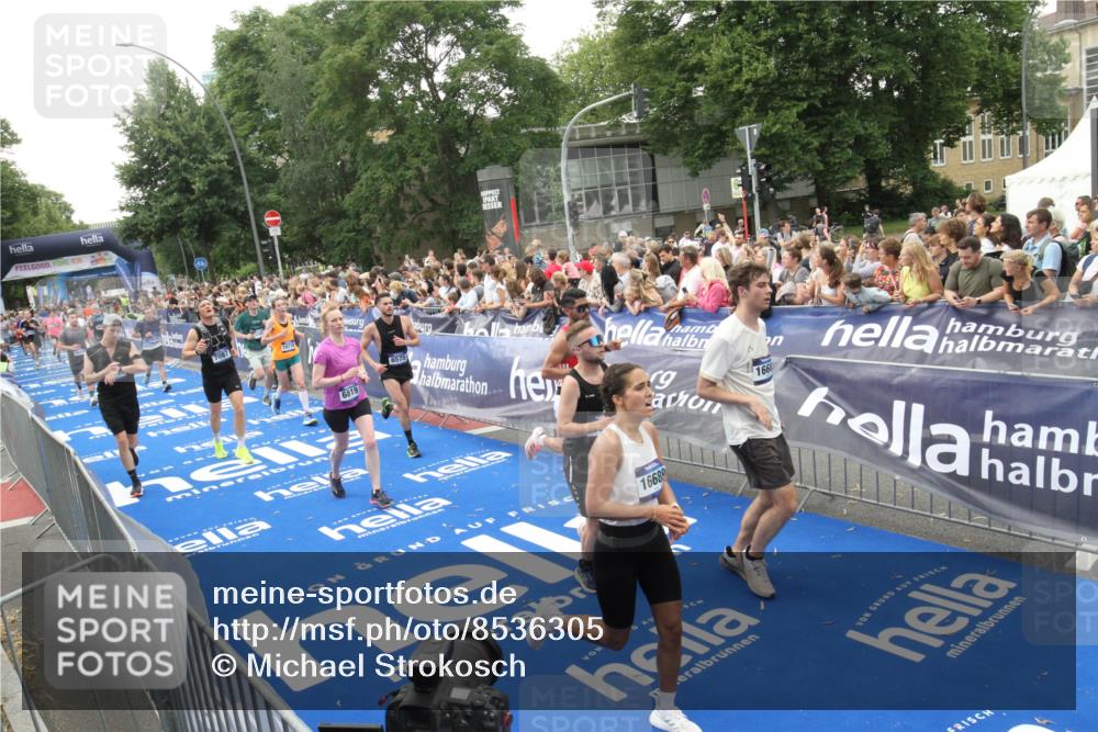 29.06.2025 - hella hamburg halbmarathon Michael Strokosch http://msf.ph/oto/8536305 29.06.2025 10:45:16 Ziel  meine-sportfotos.de