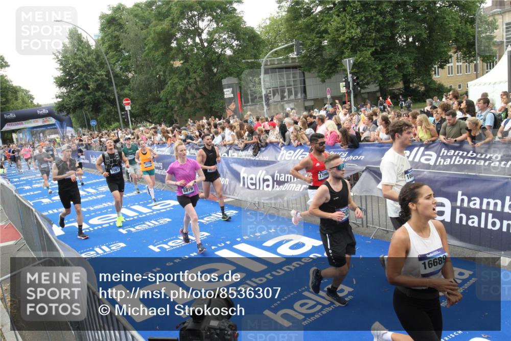29.06.2025 - hella hamburg halbmarathon Michael Strokosch http://msf.ph/oto/8536307 29.06.2025 10:45:16 Ziel  meine-sportfotos.de