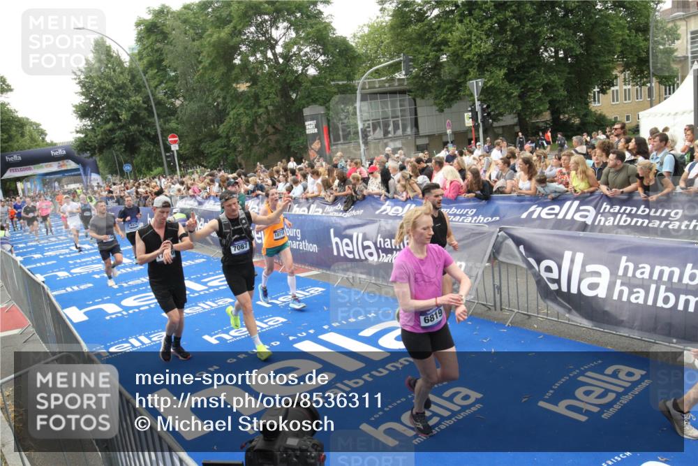 29.06.2025 - hella hamburg halbmarathon Michael Strokosch http://msf.ph/oto/8536311 29.06.2025 10:45:17 Ziel  meine-sportfotos.de
