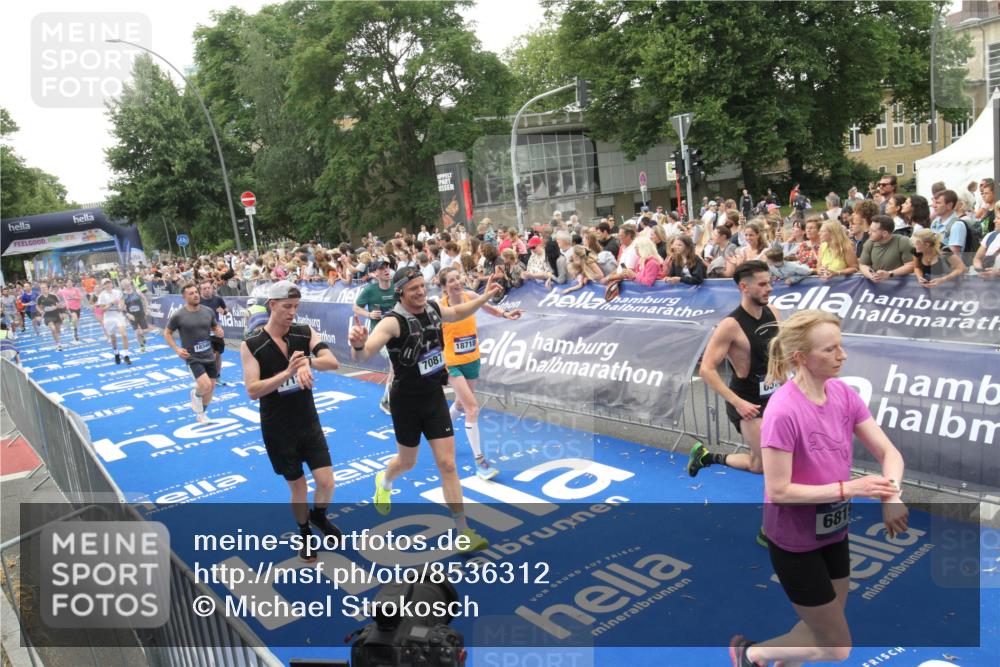 29.06.2025 - hella hamburg halbmarathon Michael Strokosch http://msf.ph/oto/8536312 29.06.2025 10:45:17 Ziel  meine-sportfotos.de