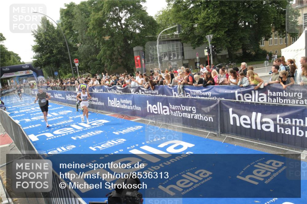 29.06.2025 - hella hamburg halbmarathon Michael Strokosch http://msf.ph/oto/8536313 29.06.2025 10:26:46 Ziel  meine-sportfotos.de