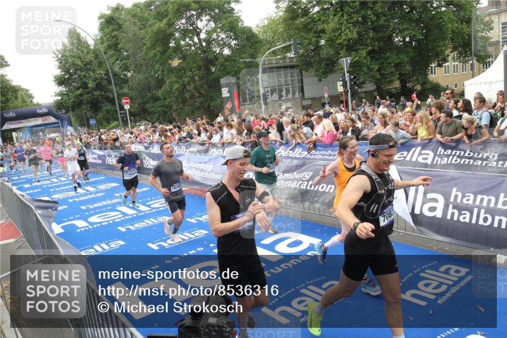 29.06.2025 - hella hamburg halbmarathon Michael Strokosch http://msf.ph/oto/8536316 29.06.2025 10:45:18 Ziel  meine-sportfotos.de