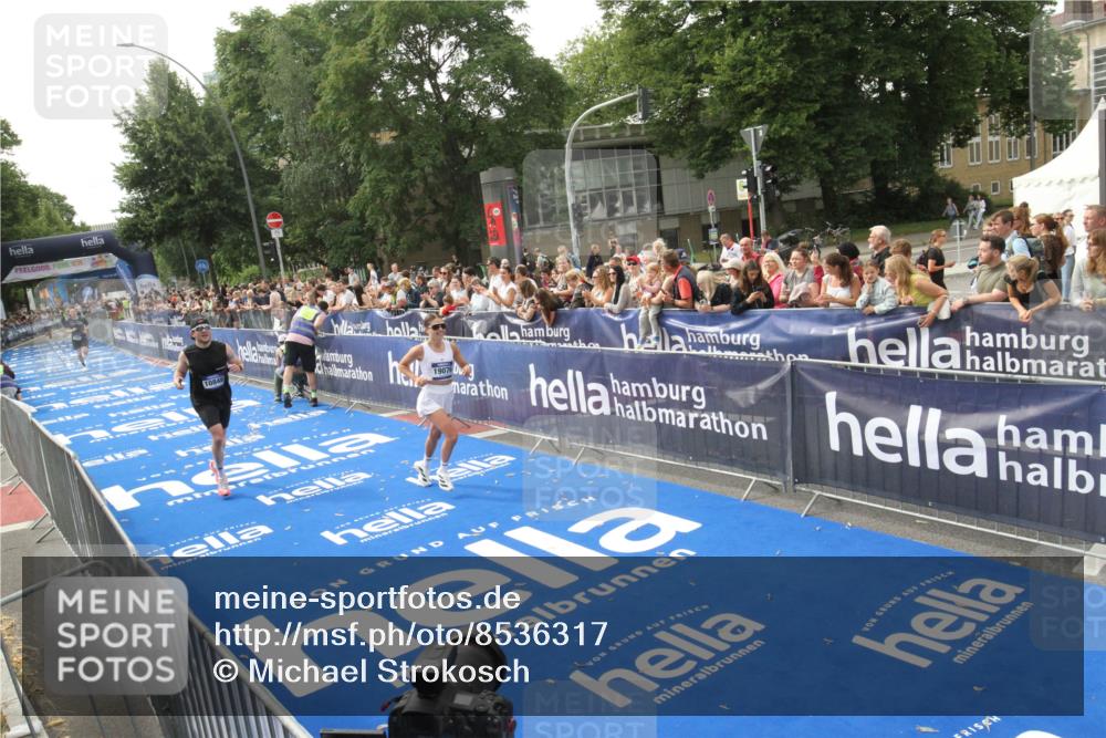 29.06.2025 - hella hamburg halbmarathon Michael Strokosch http://msf.ph/oto/8536317 29.06.2025 10:26:47 Ziel  meine-sportfotos.de