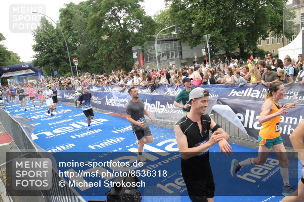 29.06.2025 - hella hamburg halbmarathon Michael Strokosch http://msf.ph/oto/8536318 29.06.2025 10:45:18 Ziel  meine-sportfotos.de