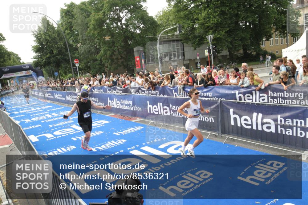 29.06.2025 - hella hamburg halbmarathon Michael Strokosch http://msf.ph/oto/8536321 29.06.2025 10:26:48 Ziel  meine-sportfotos.de