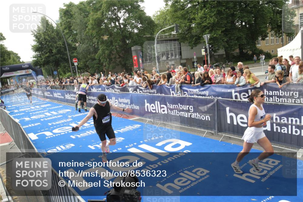 29.06.2025 - hella hamburg halbmarathon Michael Strokosch http://msf.ph/oto/8536323 29.06.2025 10:26:48 Ziel  meine-sportfotos.de