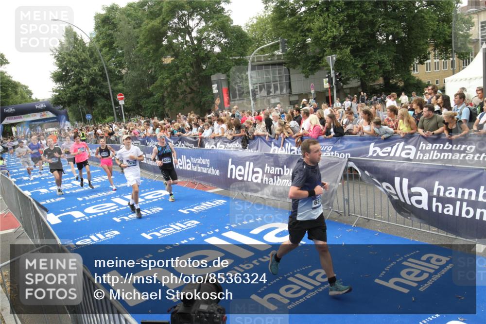 29.06.2025 - hella hamburg halbmarathon Michael Strokosch http://msf.ph/oto/8536324 29.06.2025 10:45:20 Ziel  meine-sportfotos.de