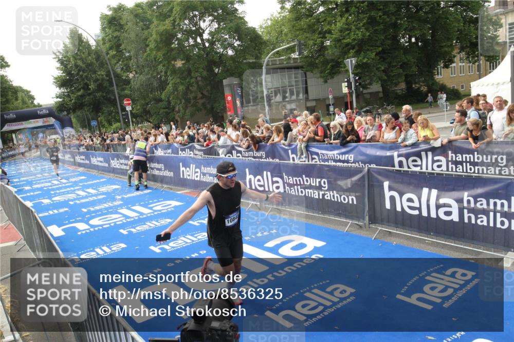 29.06.2025 - hella hamburg halbmarathon Michael Strokosch http://msf.ph/oto/8536325 29.06.2025 10:26:48 Ziel  meine-sportfotos.de