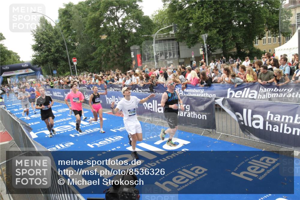 29.06.2025 - hella hamburg halbmarathon Michael Strokosch http://msf.ph/oto/8536326 29.06.2025 10:45:21 Ziel  meine-sportfotos.de