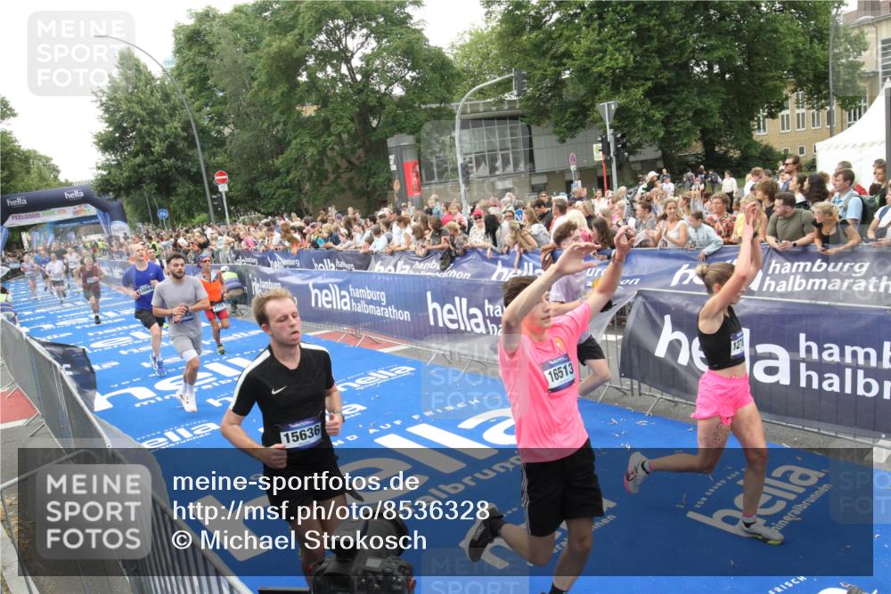 29.06.2025 - hella hamburg halbmarathon Michael Strokosch http://msf.ph/oto/8536328 29.06.2025 10:45:22 Ziel  meine-sportfotos.de