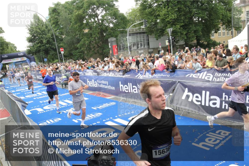 29.06.2025 - hella hamburg halbmarathon Michael Strokosch http://msf.ph/oto/8536330 29.06.2025 10:45:23 Ziel  meine-sportfotos.de