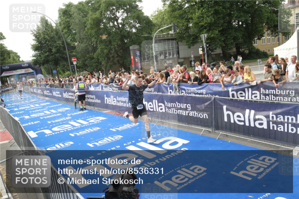 29.06.2025 - hella hamburg halbmarathon Michael Strokosch http://msf.ph/oto/8536331 29.06.2025 10:26:52 Ziel  meine-sportfotos.de