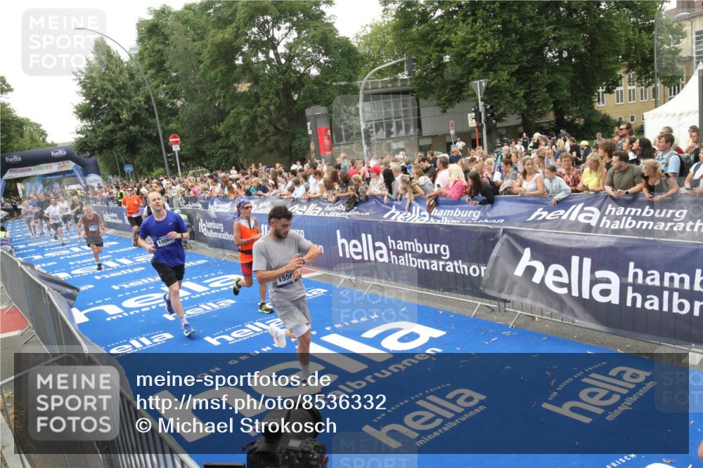 29.06.2025 - hella hamburg halbmarathon Michael Strokosch http://msf.ph/oto/8536332 29.06.2025 10:45:23 Ziel  meine-sportfotos.de
