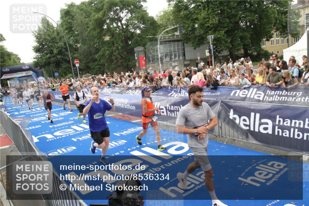 29.06.2025 - hella hamburg halbmarathon Michael Strokosch http://msf.ph/oto/8536334 29.06.2025 10:45:24 Ziel  meine-sportfotos.de