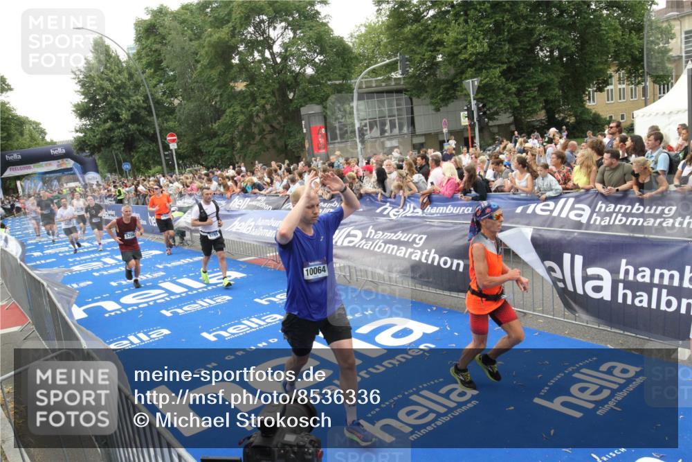 29.06.2025 - hella hamburg halbmarathon Michael Strokosch http://msf.ph/oto/8536336 29.06.2025 10:45:24 Ziel  meine-sportfotos.de