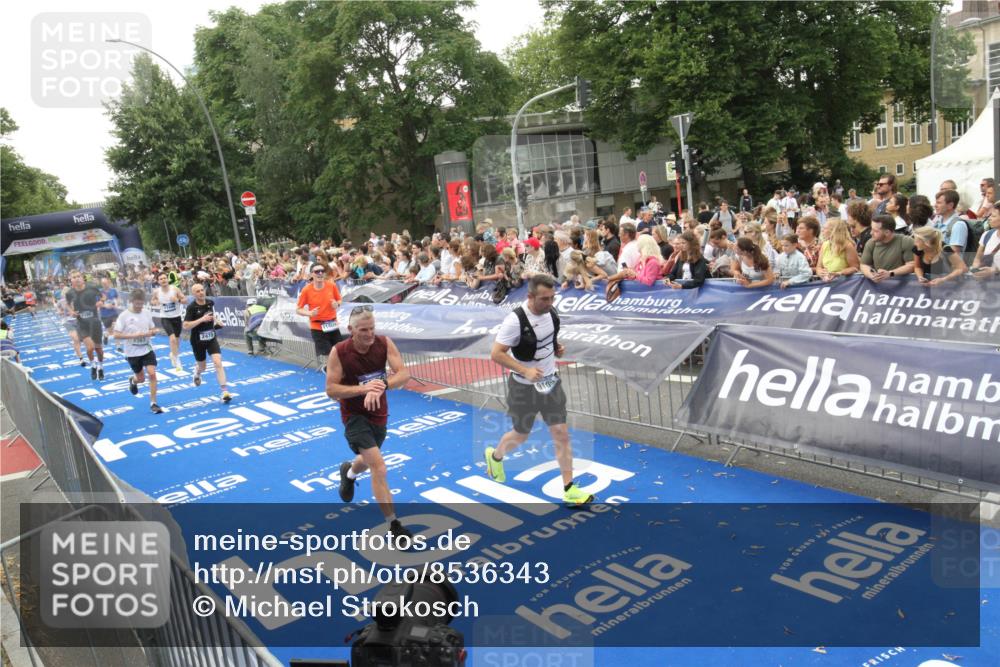 29.06.2025 - hella hamburg halbmarathon Michael Strokosch http://msf.ph/oto/8536343 29.06.2025 10:45:26 Ziel  meine-sportfotos.de