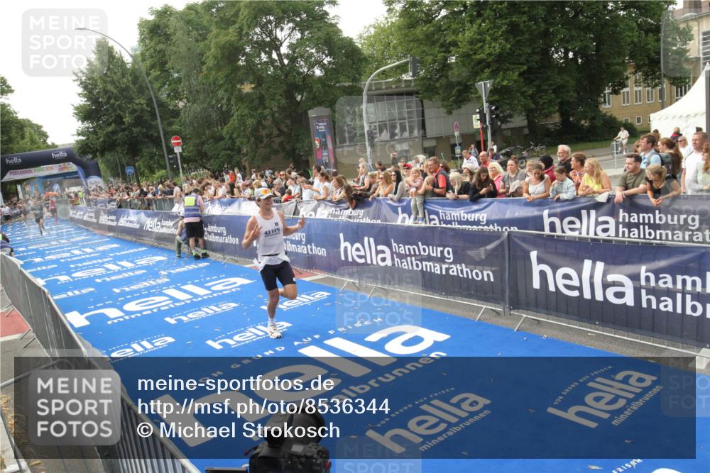 29.06.2025 - hella hamburg halbmarathon Michael Strokosch http://msf.ph/oto/8536344 29.06.2025 10:26:57 Ziel  meine-sportfotos.de