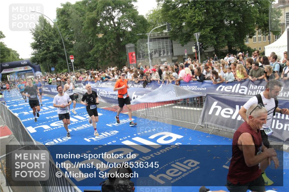 29.06.2025 - hella hamburg halbmarathon Michael Strokosch http://msf.ph/oto/8536345 29.06.2025 10:45:27 Ziel  meine-sportfotos.de