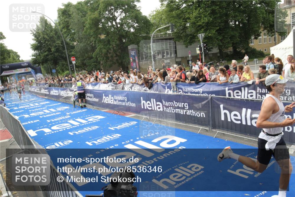 29.06.2025 - hella hamburg halbmarathon Michael Strokosch http://msf.ph/oto/8536346 29.06.2025 10:26:58 Ziel  meine-sportfotos.de