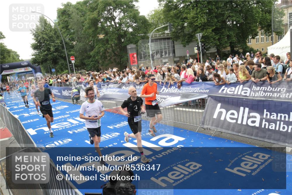 29.06.2025 - hella hamburg halbmarathon Michael Strokosch http://msf.ph/oto/8536347 29.06.2025 10:45:27 Ziel  meine-sportfotos.de