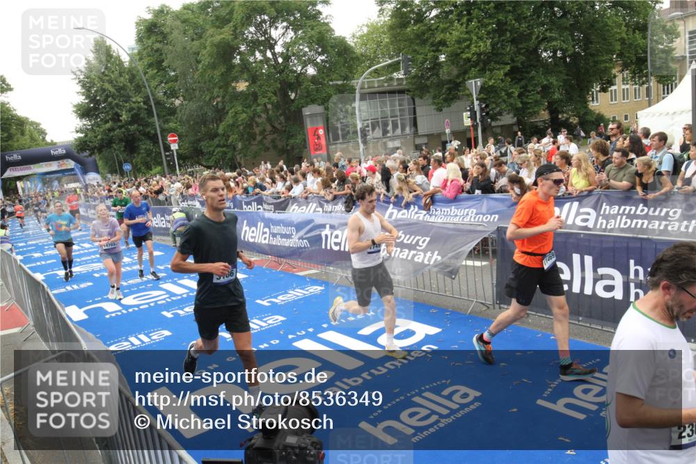 29.06.2025 - hella hamburg halbmarathon Michael Strokosch http://msf.ph/oto/8536349 29.06.2025 10:45:29 Ziel  meine-sportfotos.de
