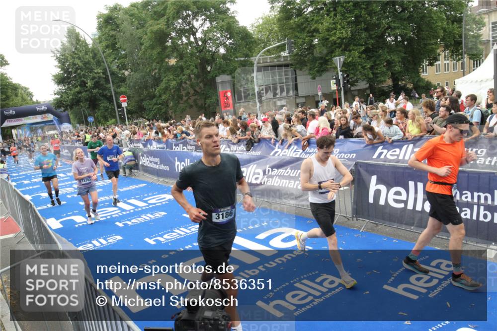 29.06.2025 - hella hamburg halbmarathon Michael Strokosch http://msf.ph/oto/8536351 29.06.2025 10:45:29 Ziel  meine-sportfotos.de