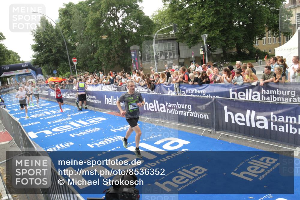 29.06.2025 - hella hamburg halbmarathon Michael Strokosch http://msf.ph/oto/8536352 29.06.2025 10:27:02 Ziel  meine-sportfotos.de