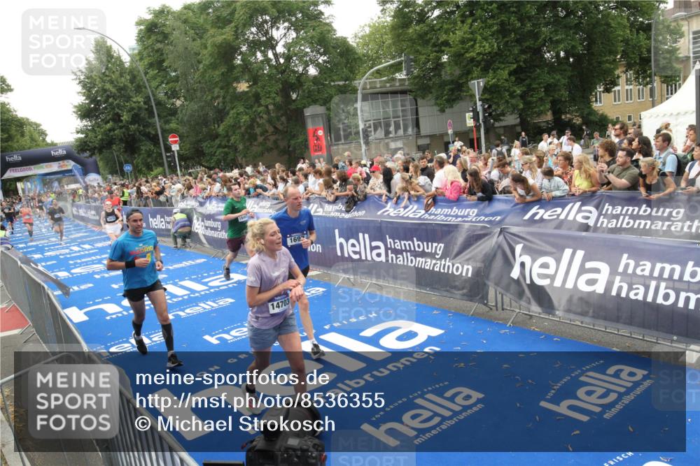 29.06.2025 - hella hamburg halbmarathon Michael Strokosch http://msf.ph/oto/8536355 29.06.2025 10:45:30 Ziel  meine-sportfotos.de