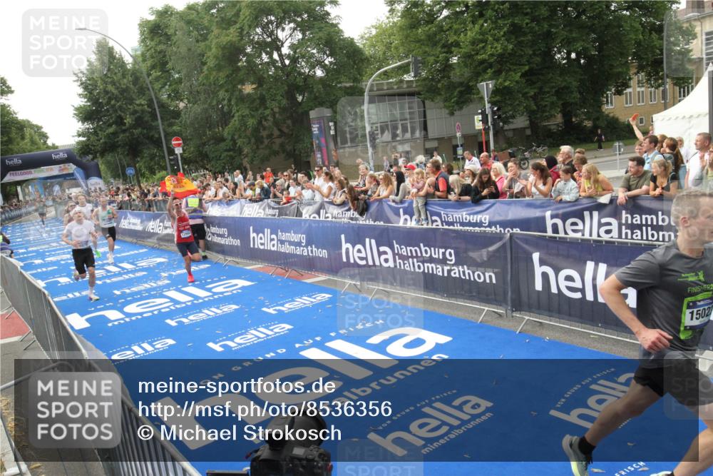 29.06.2025 - hella hamburg halbmarathon Michael Strokosch http://msf.ph/oto/8536356 29.06.2025 10:27:03 Ziel  meine-sportfotos.de