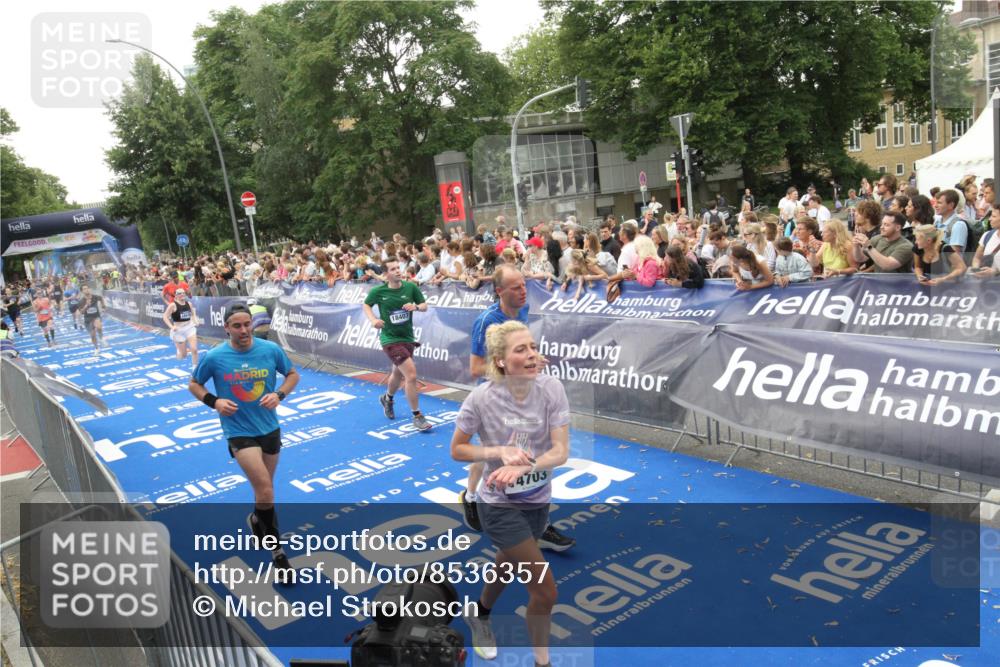 29.06.2025 - hella hamburg halbmarathon Michael Strokosch http://msf.ph/oto/8536357 29.06.2025 10:45:31 Ziel  meine-sportfotos.de