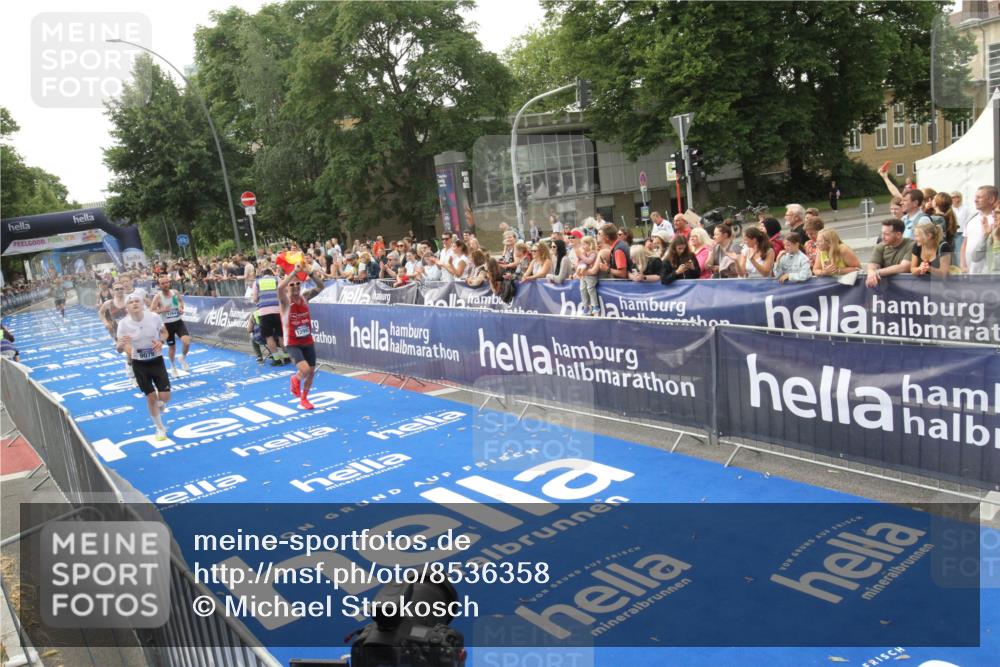 29.06.2025 - hella hamburg halbmarathon Michael Strokosch http://msf.ph/oto/8536358 29.06.2025 10:27:03 Ziel  meine-sportfotos.de