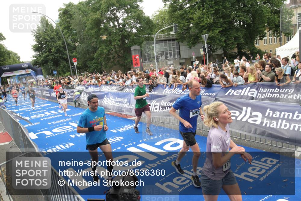29.06.2025 - hella hamburg halbmarathon Michael Strokosch http://msf.ph/oto/8536360 29.06.2025 10:45:31 Ziel  meine-sportfotos.de
