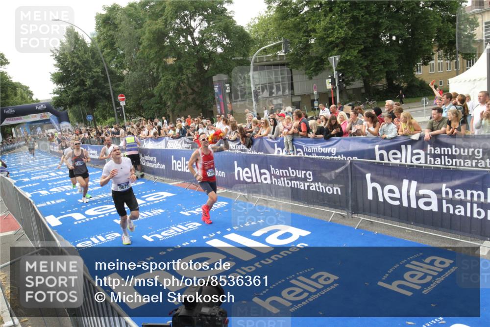 29.06.2025 - hella hamburg halbmarathon Michael Strokosch http://msf.ph/oto/8536361 29.06.2025 10:27:04 Ziel  meine-sportfotos.de
