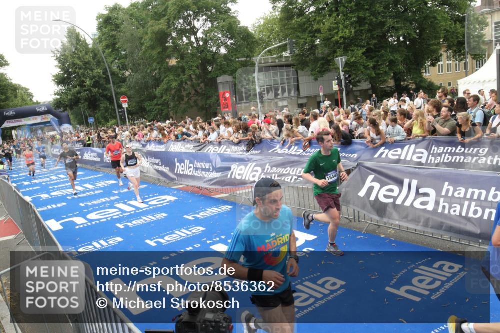 29.06.2025 - hella hamburg halbmarathon Michael Strokosch http://msf.ph/oto/8536362 29.06.2025 10:45:32 Ziel  meine-sportfotos.de