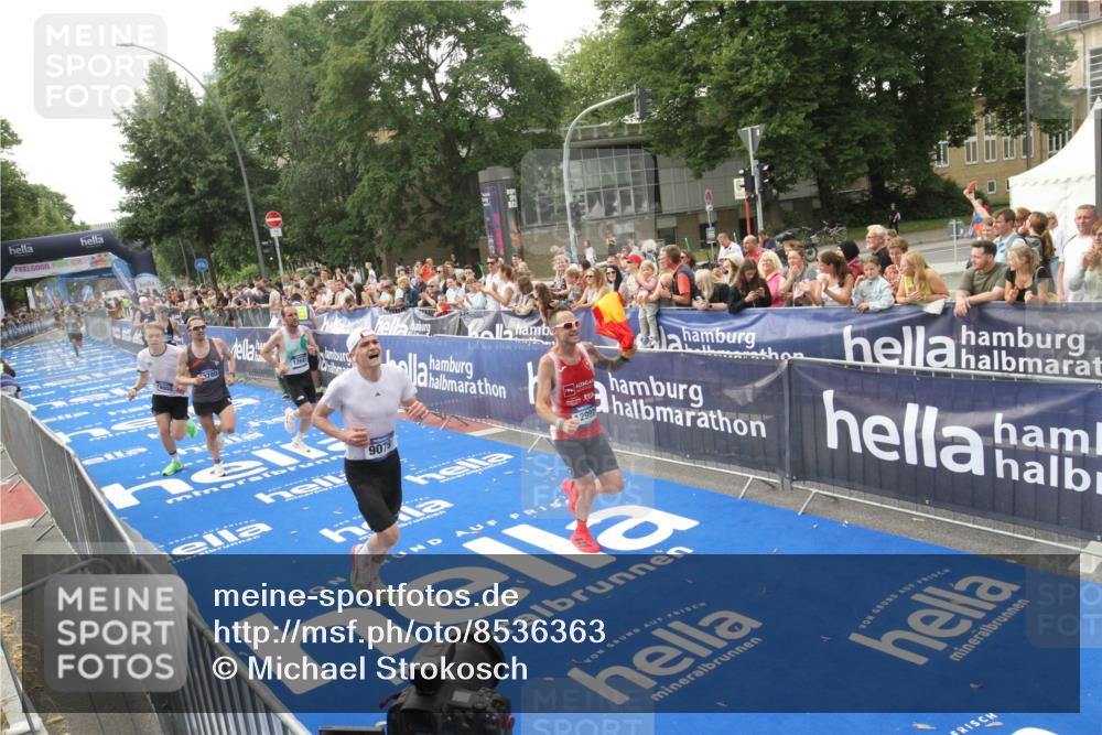 29.06.2025 - hella hamburg halbmarathon Michael Strokosch http://msf.ph/oto/8536363 29.06.2025 10:27:04 Ziel  meine-sportfotos.de