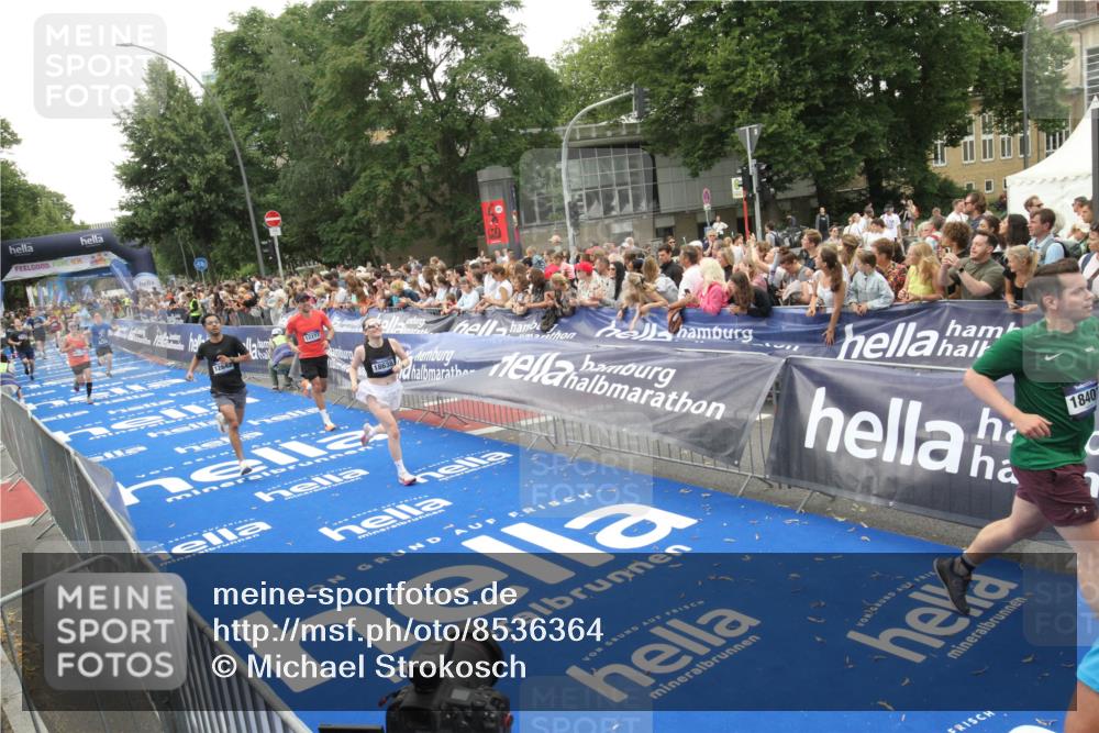 29.06.2025 - hella hamburg halbmarathon Michael Strokosch http://msf.ph/oto/8536364 29.06.2025 10:45:32 Ziel  meine-sportfotos.de