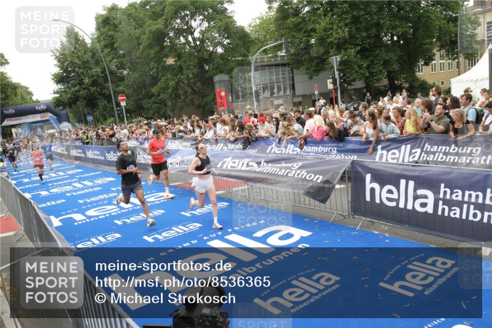 29.06.2025 - hella hamburg halbmarathon Michael Strokosch http://msf.ph/oto/8536365 29.06.2025 10:45:33 Ziel  meine-sportfotos.de