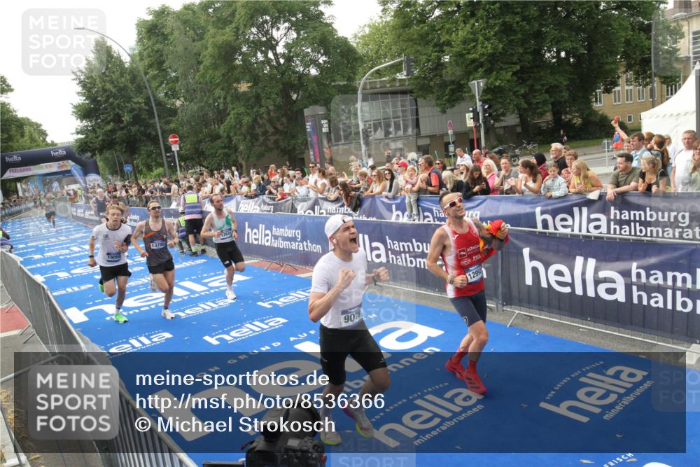 29.06.2025 - hella hamburg halbmarathon Michael Strokosch http://msf.ph/oto/8536366 29.06.2025 10:27:04 Ziel  meine-sportfotos.de