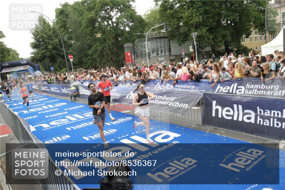 29.06.2025 - hella hamburg halbmarathon Michael Strokosch http://msf.ph/oto/8536367 29.06.2025 10:45:33 Ziel  meine-sportfotos.de